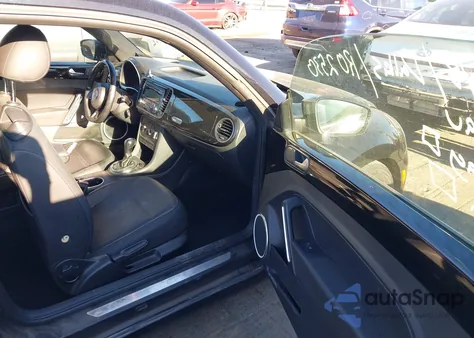 2013 Volkswagen Beetle 2.5L z USA, uszkodzony, nr VIN 3VWJP7AT0DM686882